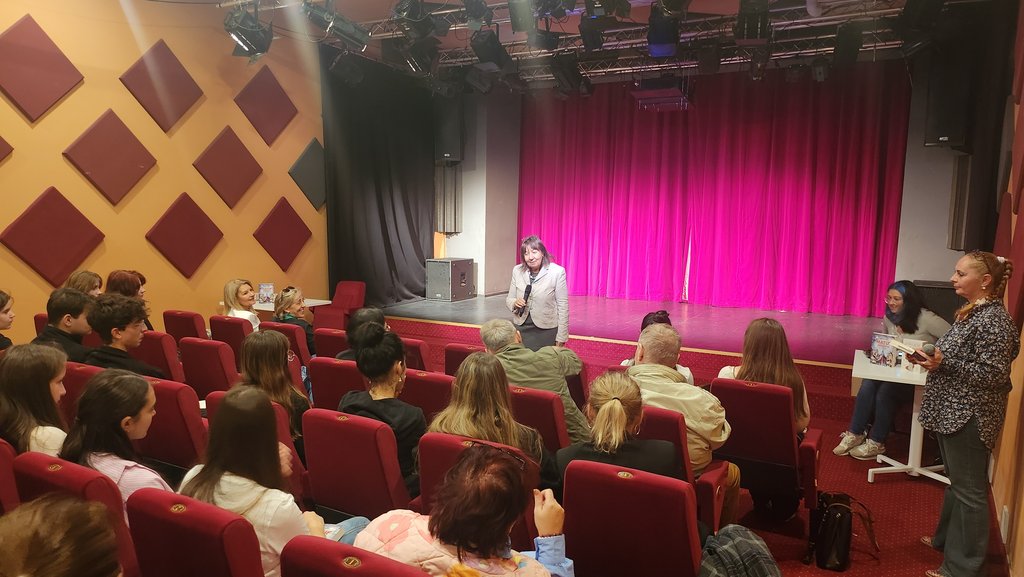 Publicul din sala Teatrului Prichindel din Alba Iulia