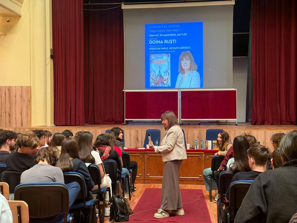 Elevi ai Colegiului Mihai Viteazul din București